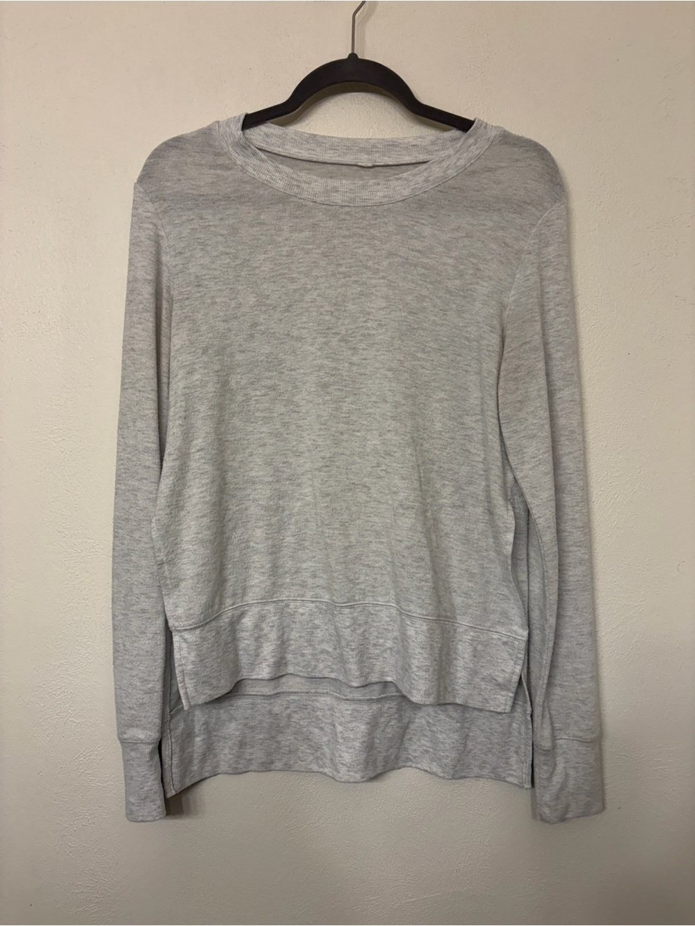 ALO Yoga Women’s Glimpse Long Sleeve Gray Shirt Good For a Size Medium 20 PTP